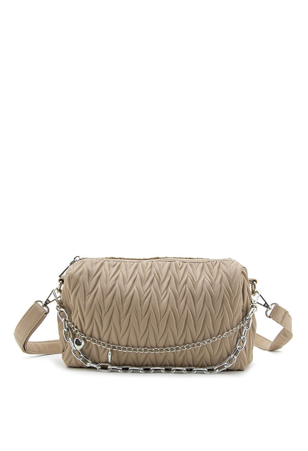 Bandolera con Efecto Corrugado y Cadena Metálica Plateada